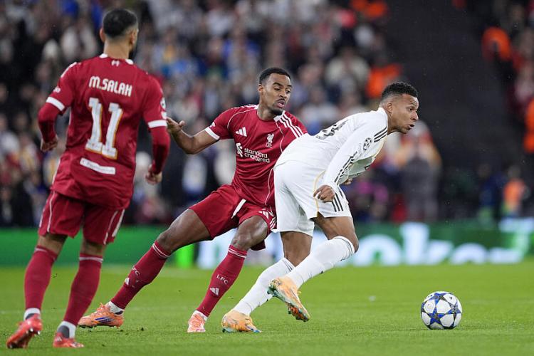 Kylian Mbappé (Real Madrid), ici face à Ryan Gravenberch (Liverpool FC).