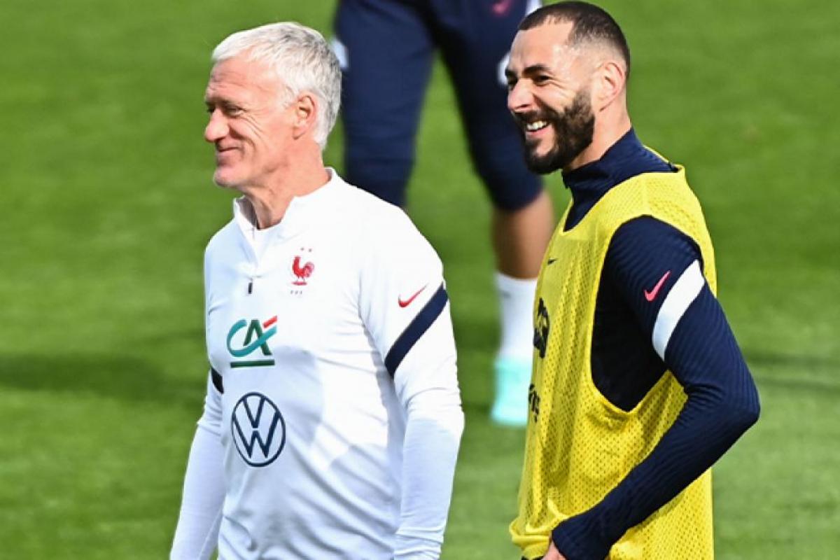 Didier Deschamps, le sélectionneur de l'équipe de France, ici aux côtés de Karim Benzema.