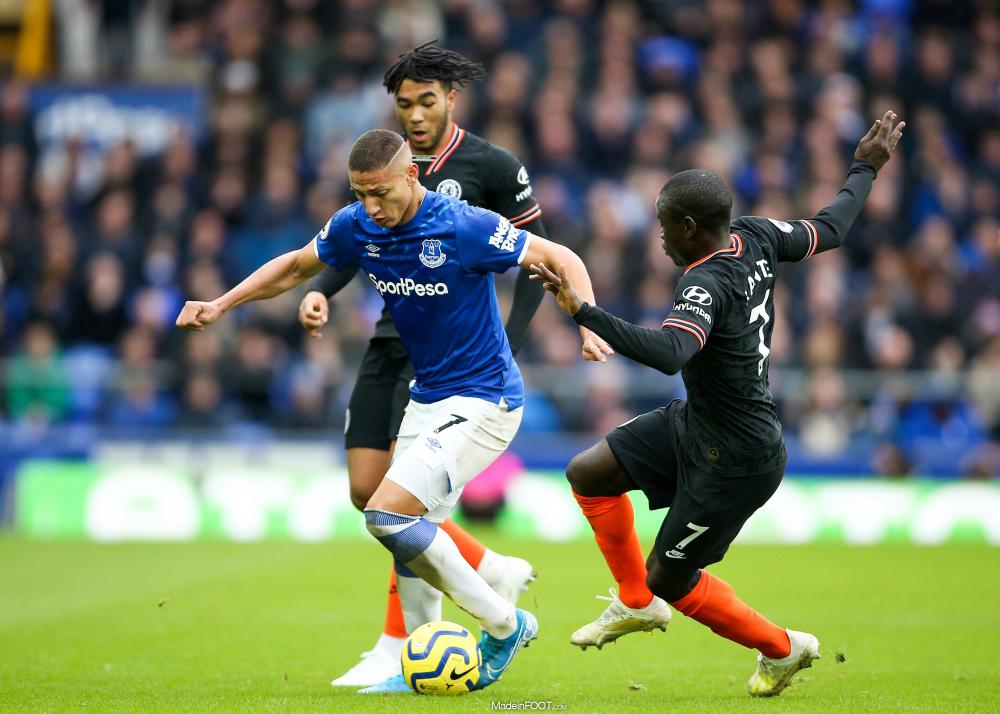 Richarlison face à N'Golo Kanté en Premier League.